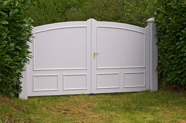 Portail battant pvc