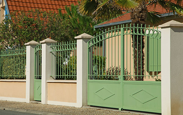 Portail battant vert