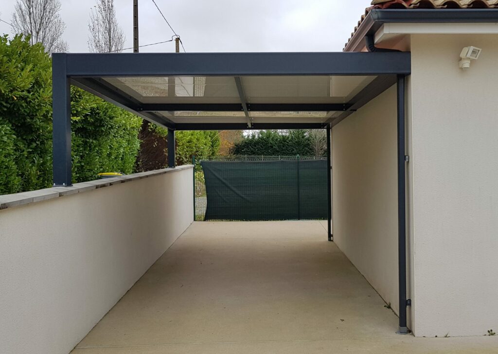 Carport moderne attaché à une maison.