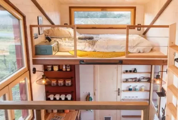 Intérieur d'une petite maison moderne et chaleureuse.