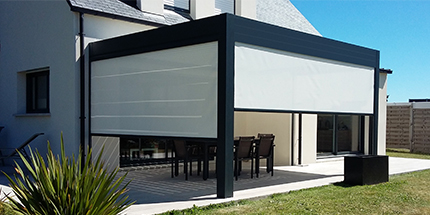 Pergola moderne avec volets rétractables