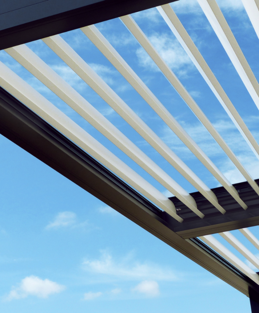 Ciel bleu avec structure métallique en perspective.
