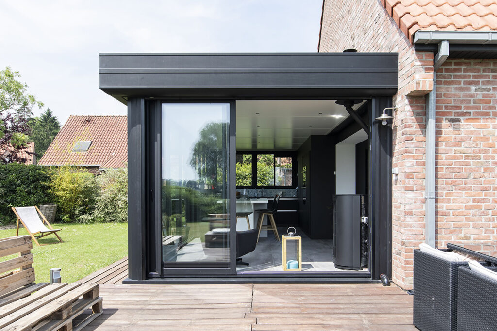 Extension moderne avec terrasse en bois.