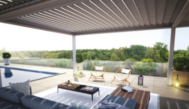 Terrasse moderne avec piscine et vue sur forêt.